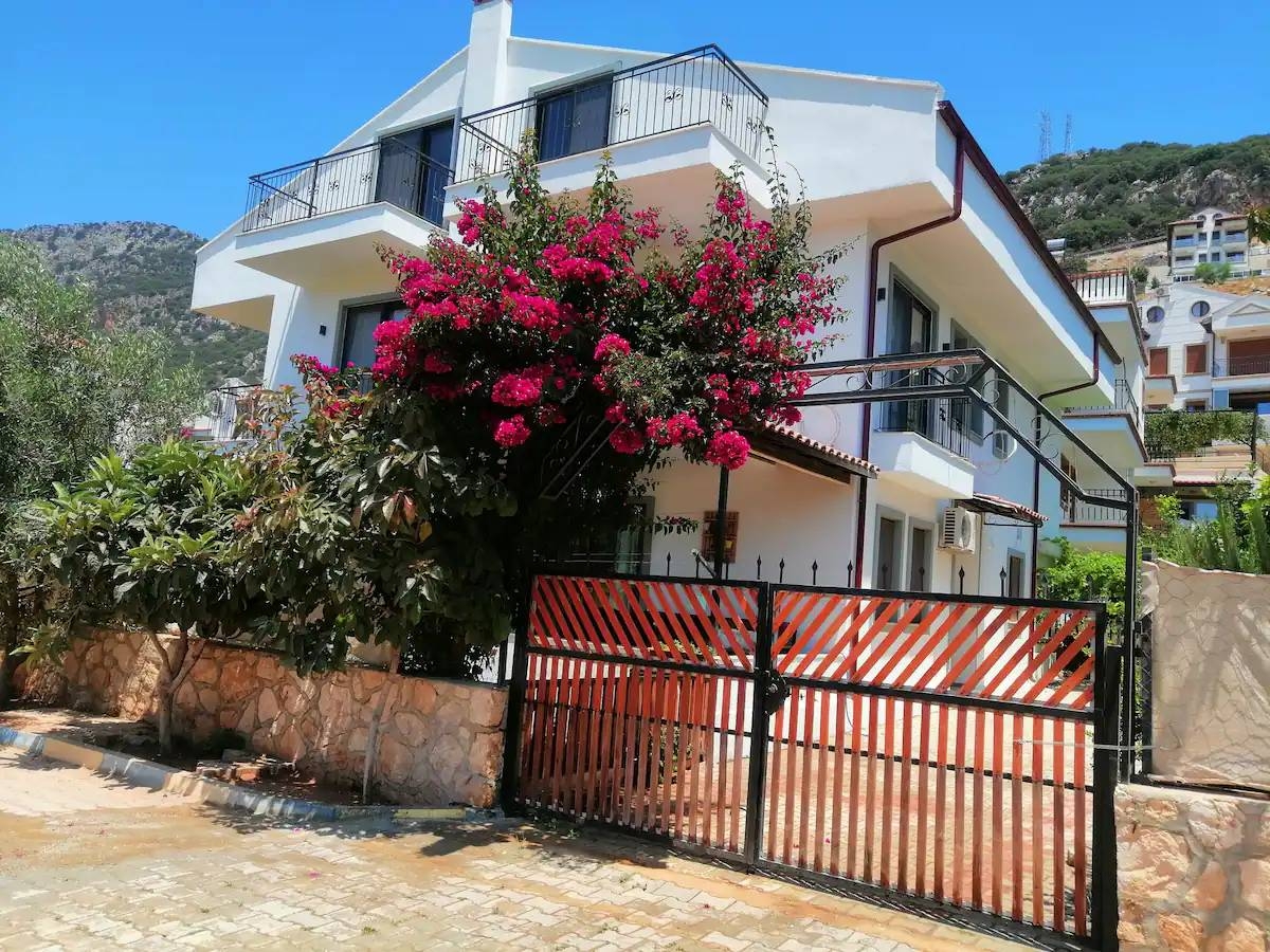 Kaş Andifli'de Merkezi Konumda, Geniş Bahçeli, Konforlu Suit
