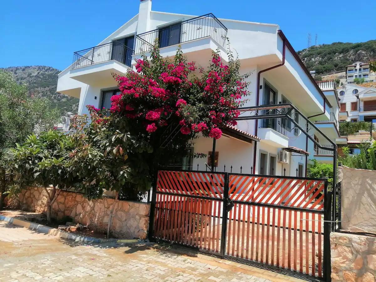 Kaş Andifli'de Merkezi Konumda, Geniş Bahçeli, Konforlu Suit-32755