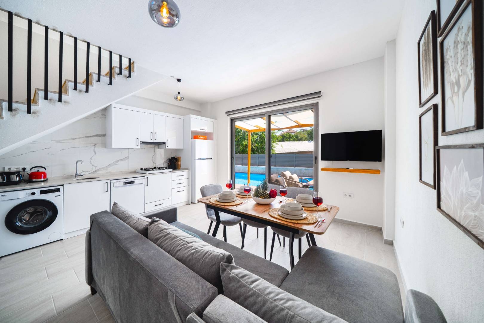 Kaş Kasaba'da Minimalist Tasarımlı, Özel Havuzlu, Balayı Villası