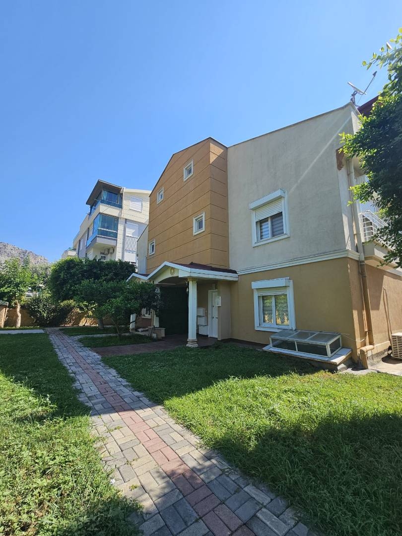 Antalya Konyaaltı'nda Plaja Yakın, Geniş Ailelere Uygun, Modern Villa