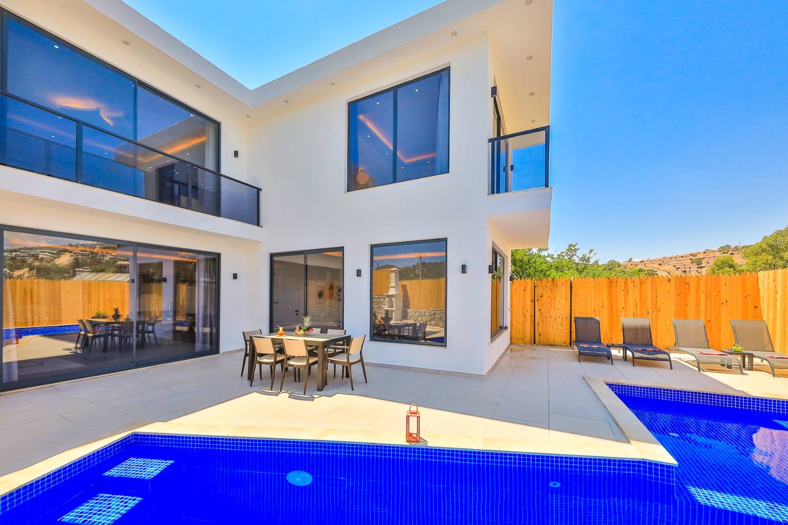 Kaş Gelemiş'te Modern Tasarımlı, Özel Havuzlu, Saunalı Villa