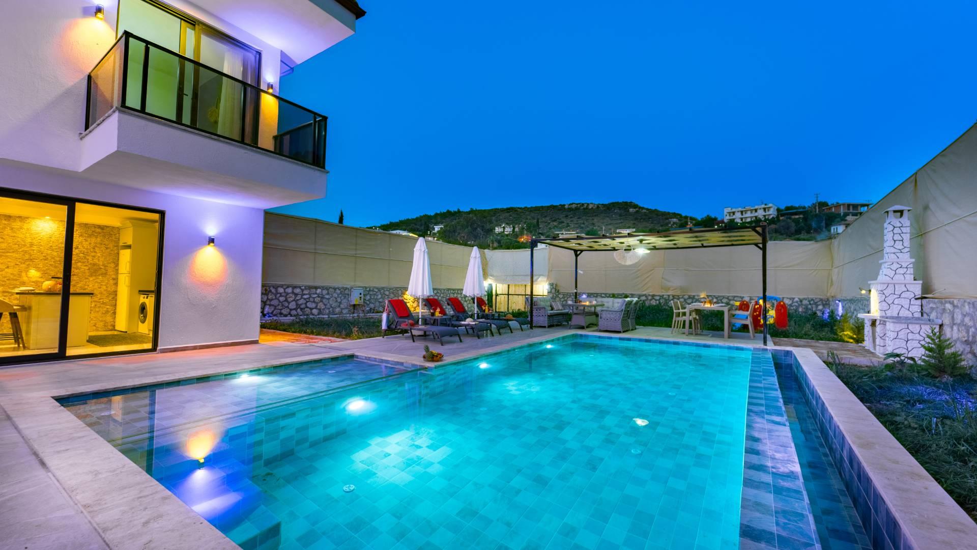 Kaş Gelemiş'te Merkezi Konumda, Özel Havuzlu, Lüks Villa-43437