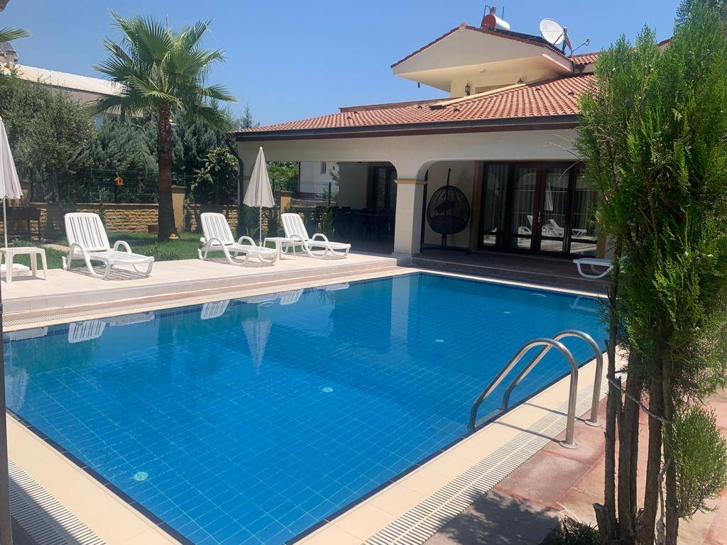 Kemer Göynük'te Denize Yakın Konumda, Ortak Havuzlu, Merkezi Villa
