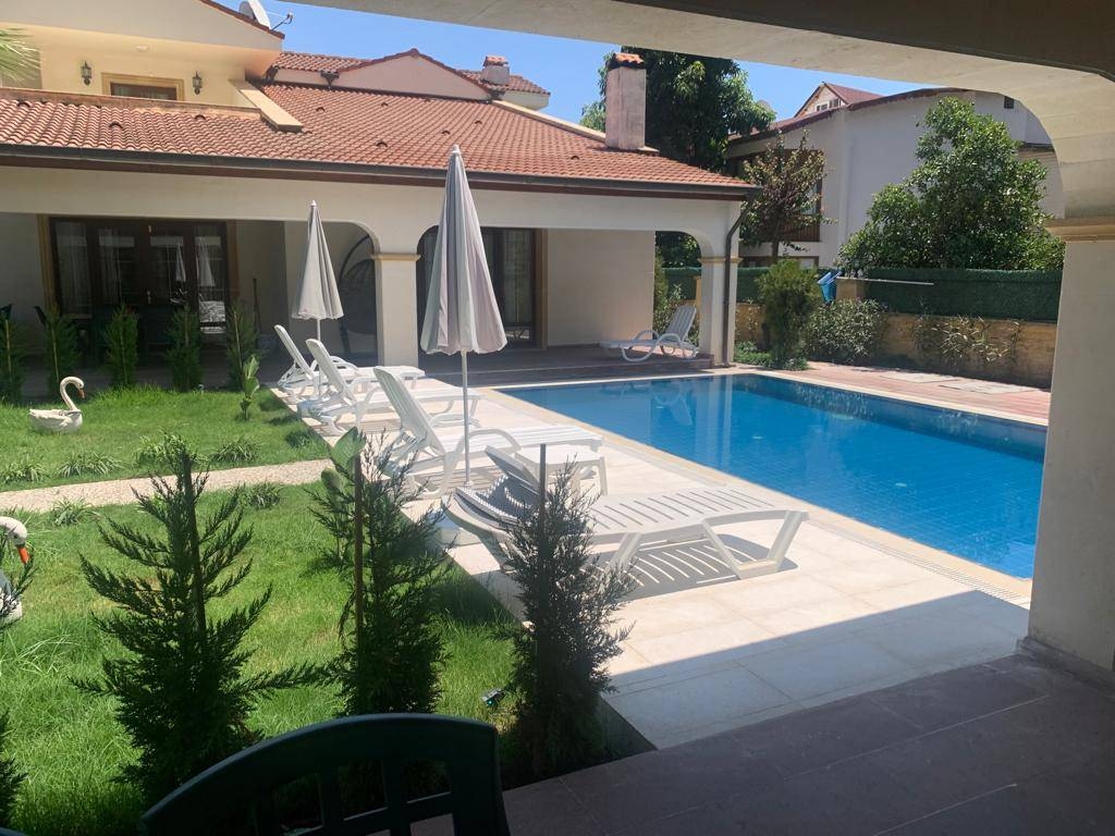 Kemer Göynük'te Denize Yakın Konumda, Ortak Havuzlu, Merkezi Villa