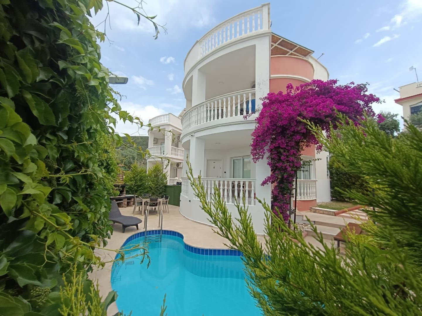 Aydın Didim'de Doğa İçerisinde, Özel ve Ortak Havuzlu, Konforlu Villa