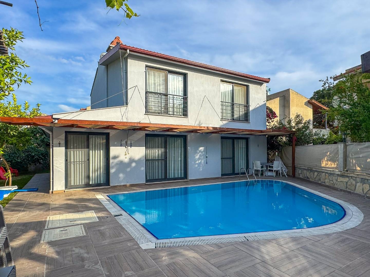 Kuşadası'nda Kalabalık Ailelere Uygun, Özel Havuzlu, Otantik Villa