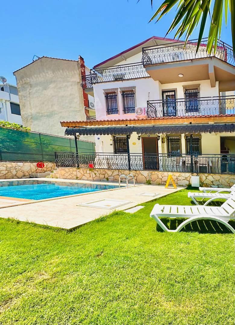 Aydın Kuşadası'nda Modern Tasarımlı, Özel Havuzlu, Konforlu Villa-39336