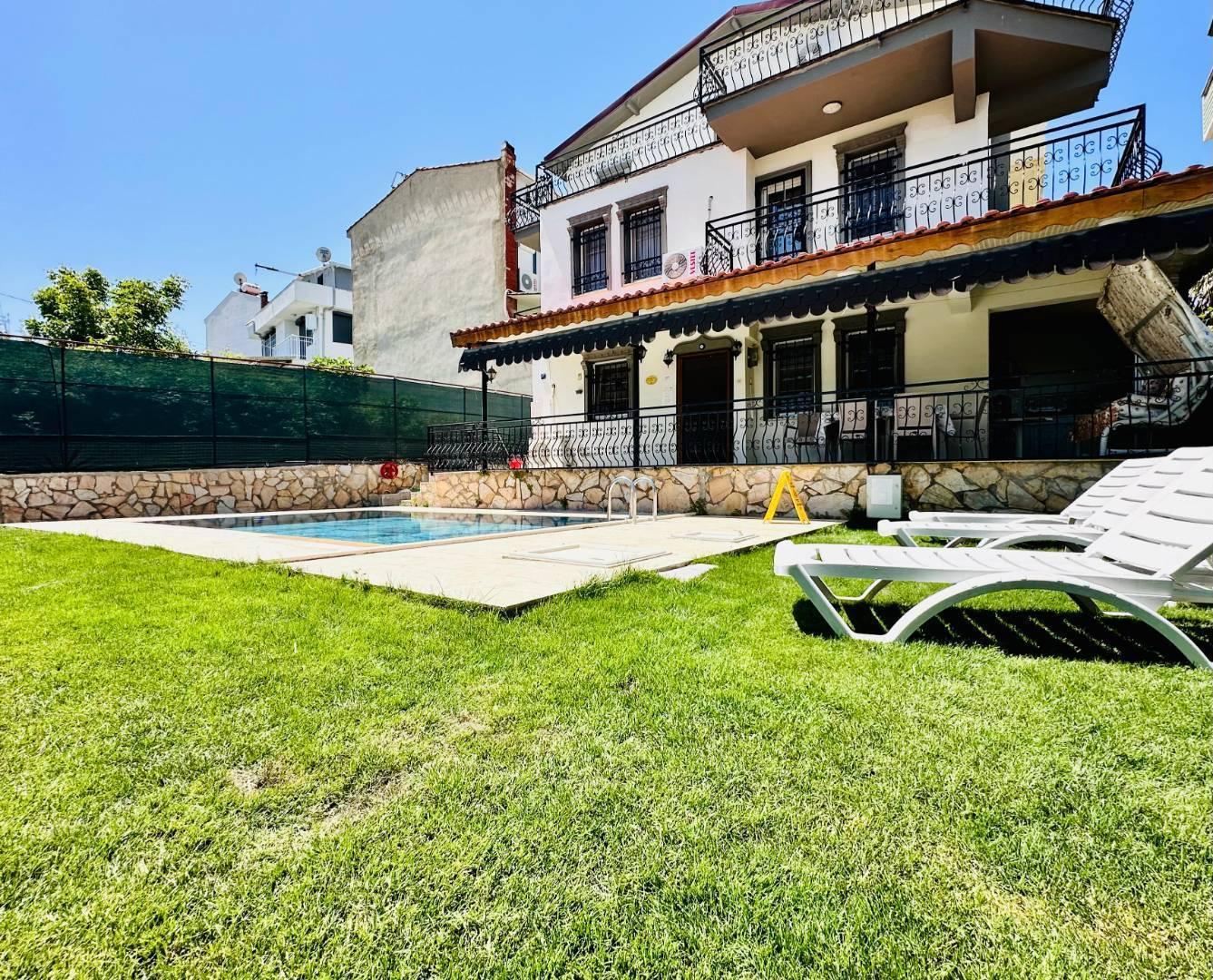 Aydın Kuşadası'nda Modern Tasarımlı, Özel Havuzlu, Konforlu Villa-39336