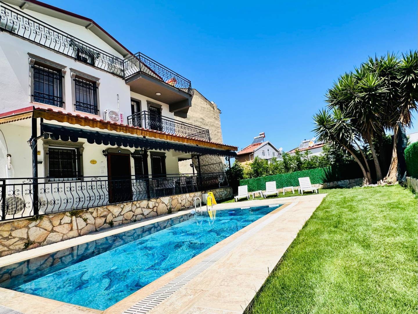 Aydın Kuşadası'nda Modern Tasarımlı, Özel Havuzlu, Konforlu Villa