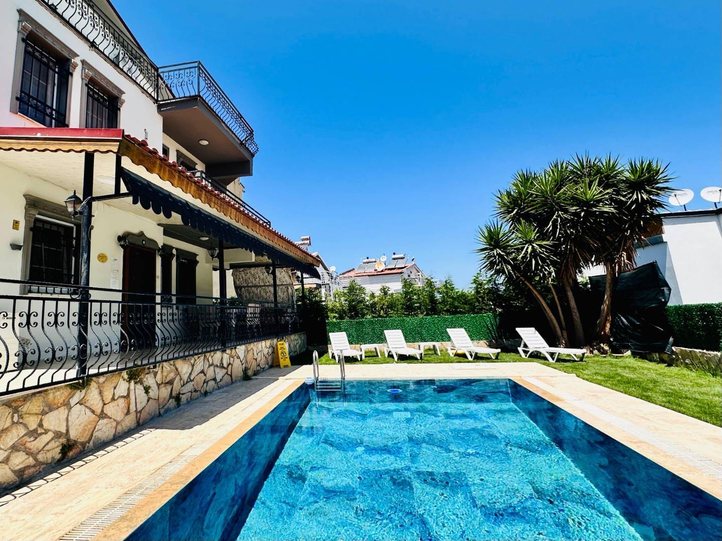 Aydın Kuşadası'nda Modern Tasarımlı, Özel Havuzlu, Konforlu Villa