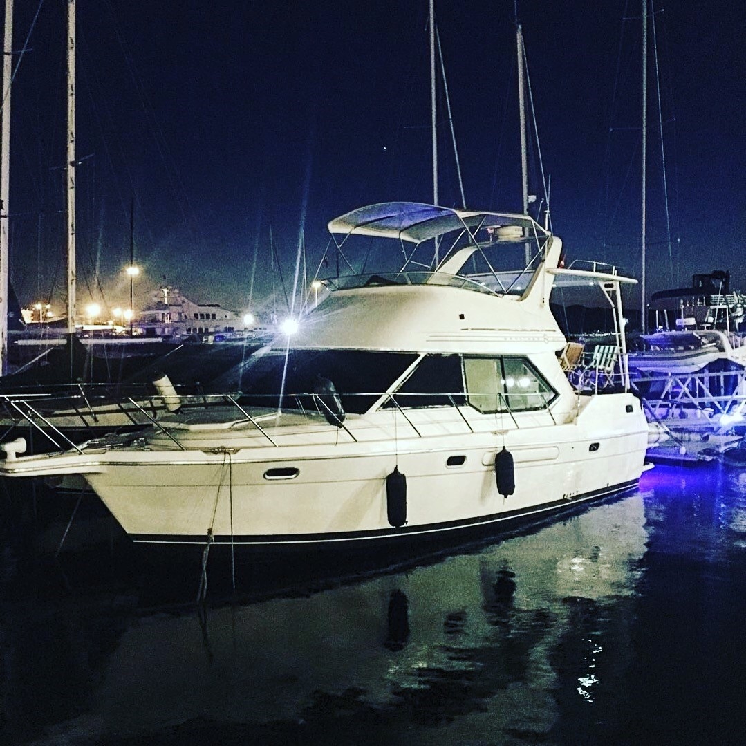 İzmir Çeşme'de Ege'nin Mavi Sularına Açılan, 4 Kişilik Motoryat