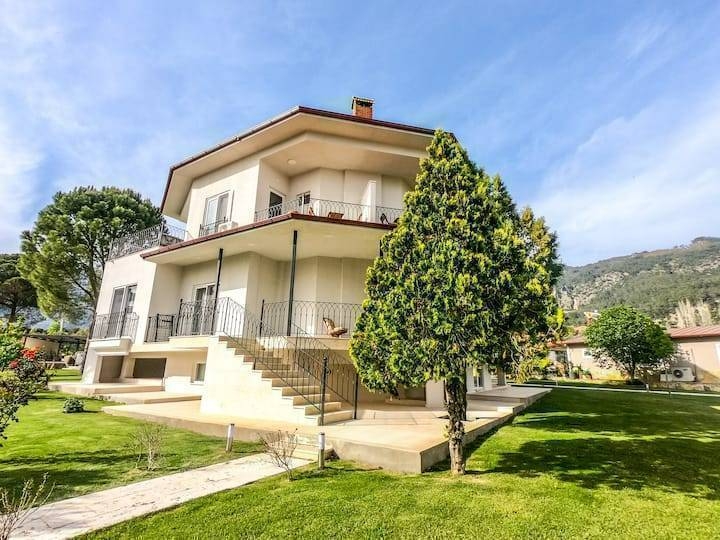 Muğla Köyceğiz'de Göl Manzaralı, Ortak Havuzlu, Kiralık Villa
