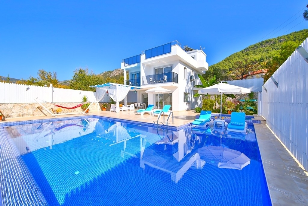 Kalkan Üzümlü'de Doğa ve Deniz Manzaralı, Özel Havuzlu, Bahçeli Villa