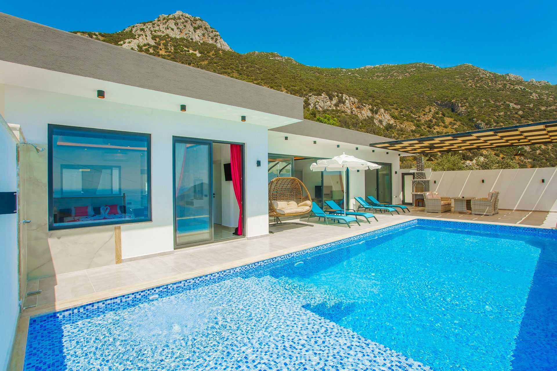 Kalkan Akbel'de Eşsiz Deniz Manzaralı, Sonsuzluk Havuzlu, Şık Villa