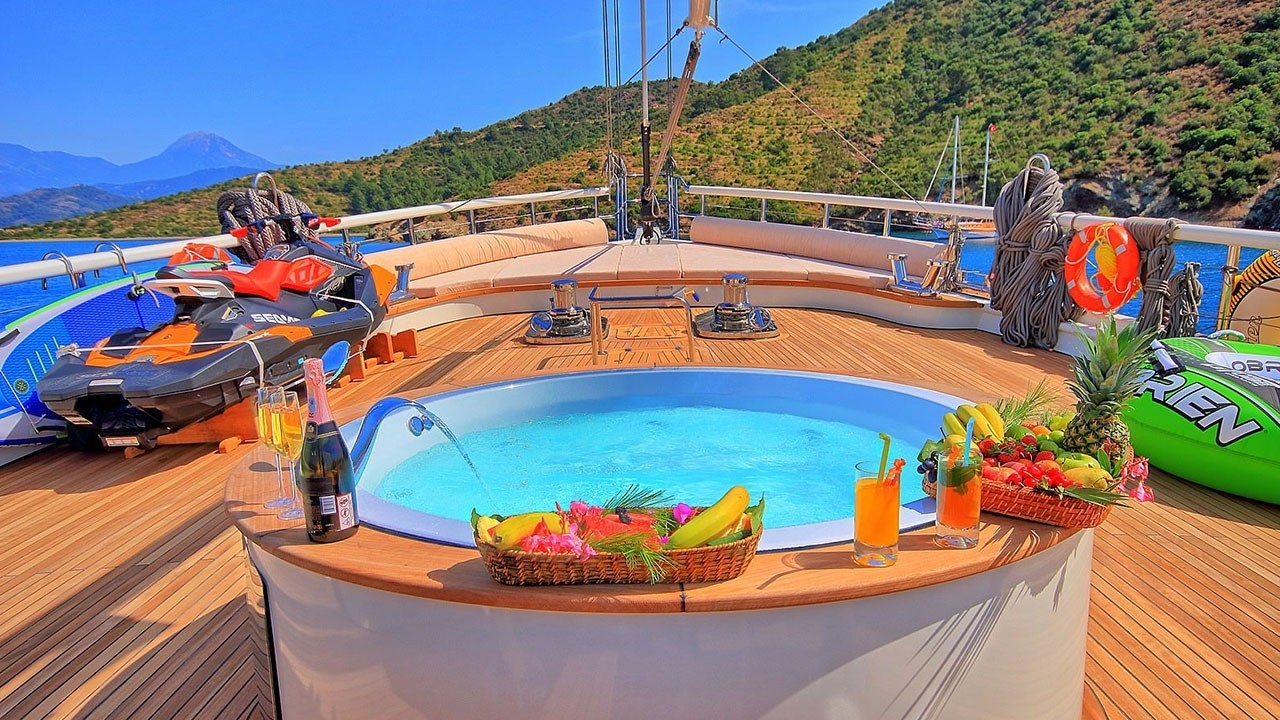 Bodrum'da Jakuzili, Kalabalık Gruplara Özel Genişlikte, Delüks Gulet