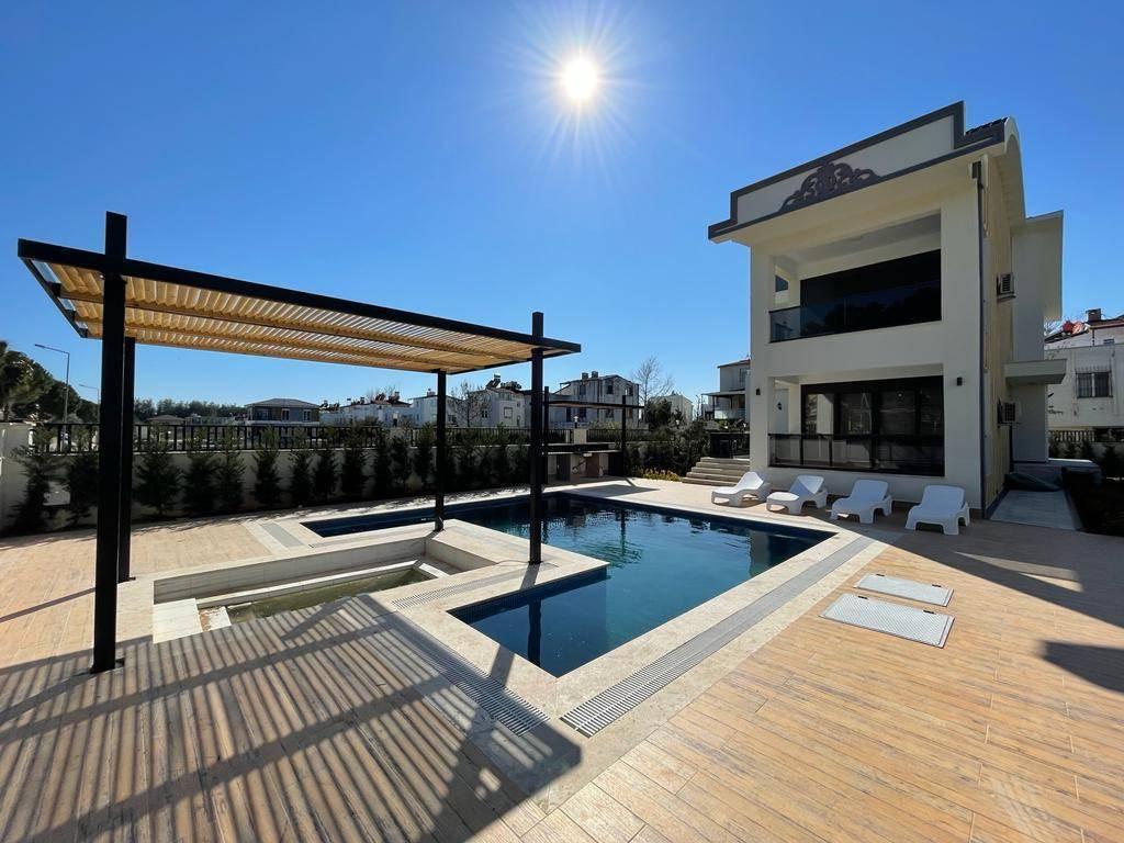 Serik Kadriye'de Şık Tasarıma Sahip, Özel Havuzlu, 5+1, Lüks Villa-25514