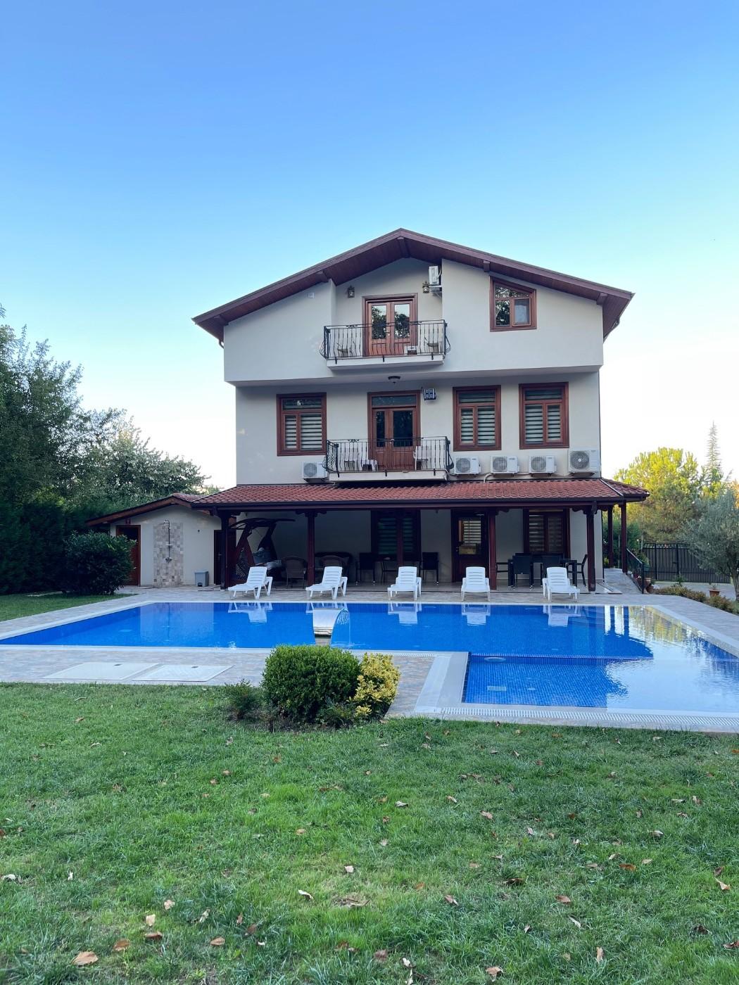 Sakarya Sapanca'da Elverişli Konumda, Özel Havuzlu, Geniş Villa-18703