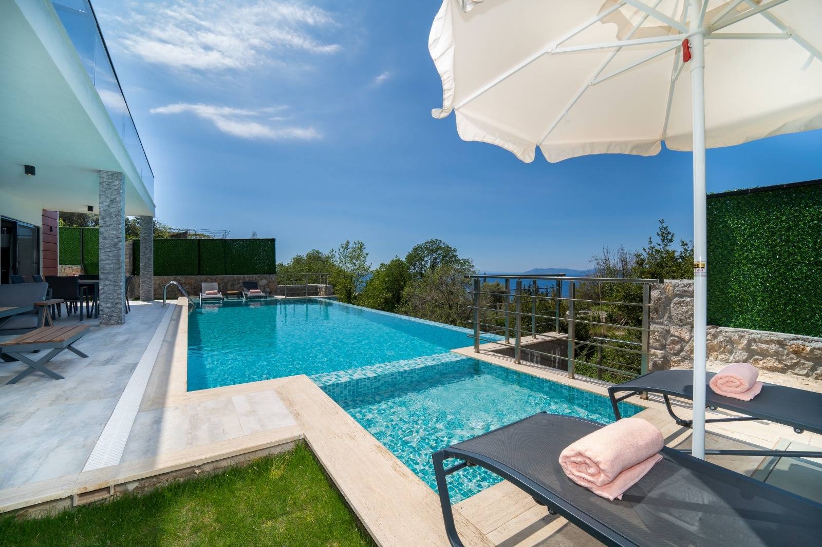 Fethiye Faralya'da Deniz Manzaralı, Isıtmalı Havuzlu, Lüks Villa