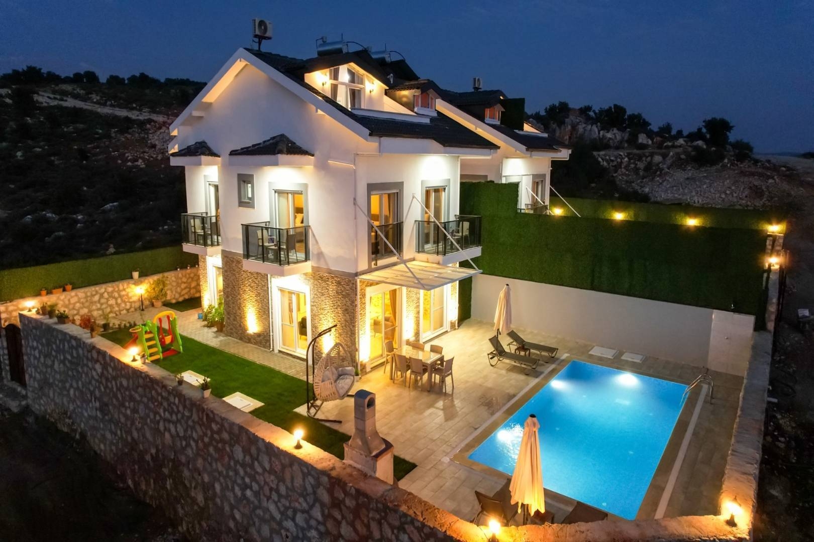 Seydikemer Kumluova'da Modern Tasarımlı, Özel Havuzlu, Jakuzili Villa
