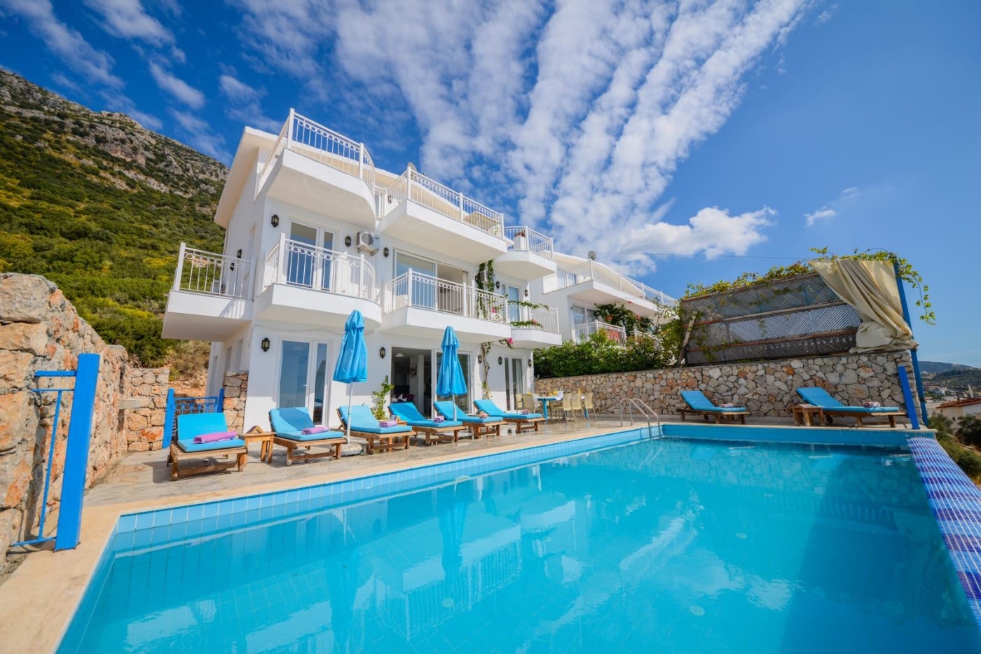 Kaş Bezirgan'da Enfes Deniz Manzaralı, Özel Havuzlu, Konforlu Villa