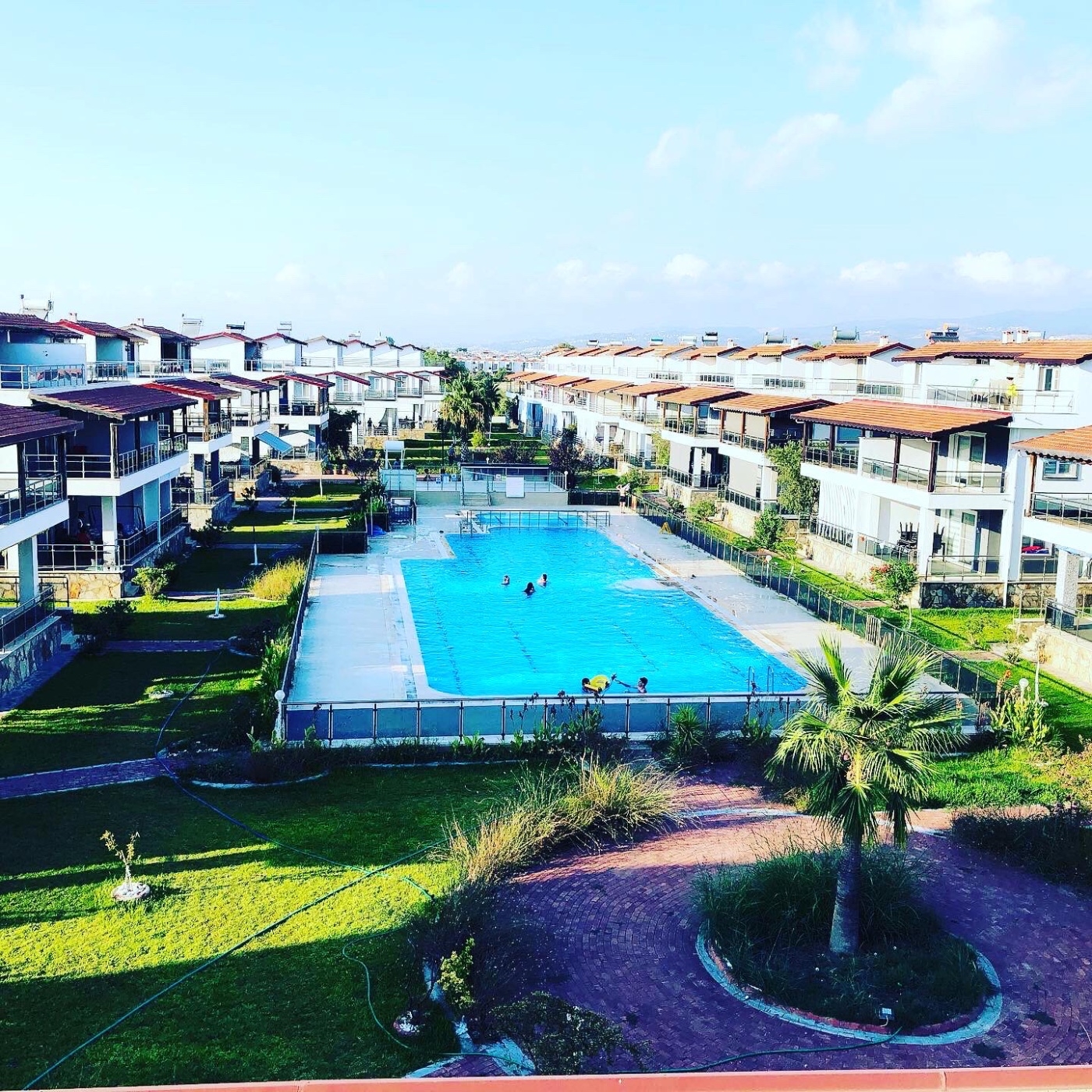 Kuşadası Güzelçamlı'da Ortak Havuzlu, Denize Yakın, Kiralık Villa