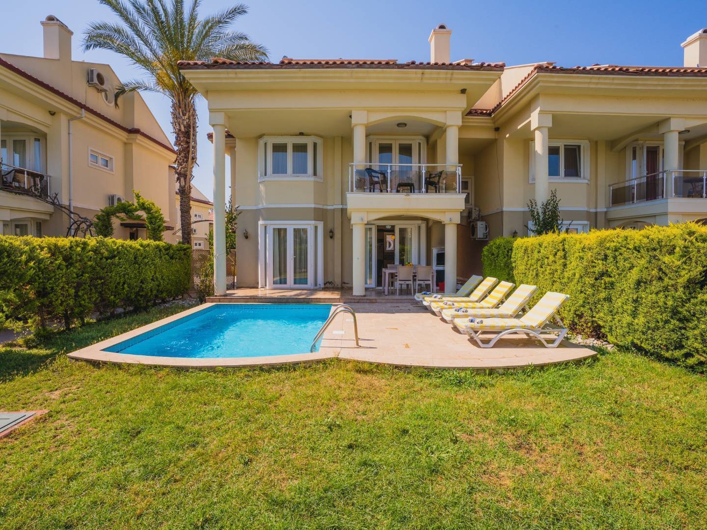 Fethiye Karagedik'te Site İçerisinde, Özel Plaj ve Havuzlu, Şık Villa