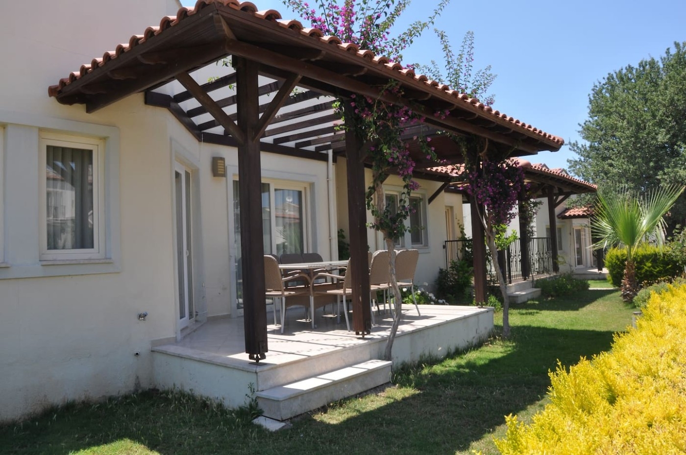 Didim Akbük'te Özel Plajlı Tesis İçerisinde, 3+1, Bahçeli Villa