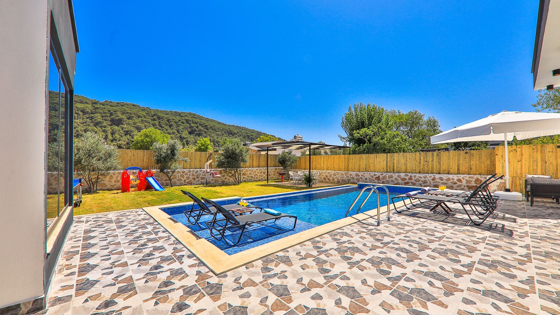 Kaş Sarıbelen'de Geniş Bahçeli, Özel Havuzlu, Modern Dizaynlı Villa