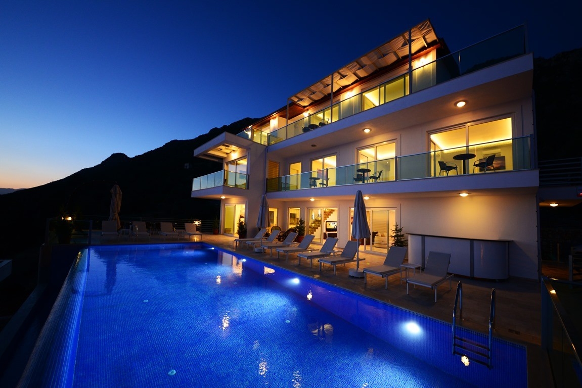 Kaş Bezirgan'da Muhteşem Deniz Manzaralı, Özel Havuzlu, Modern Villa