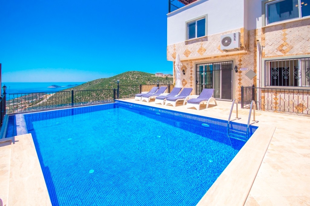 Kalkan Akbel'de Deniz Manzaralı, Özel Havuzlu, Korunaklı Villa