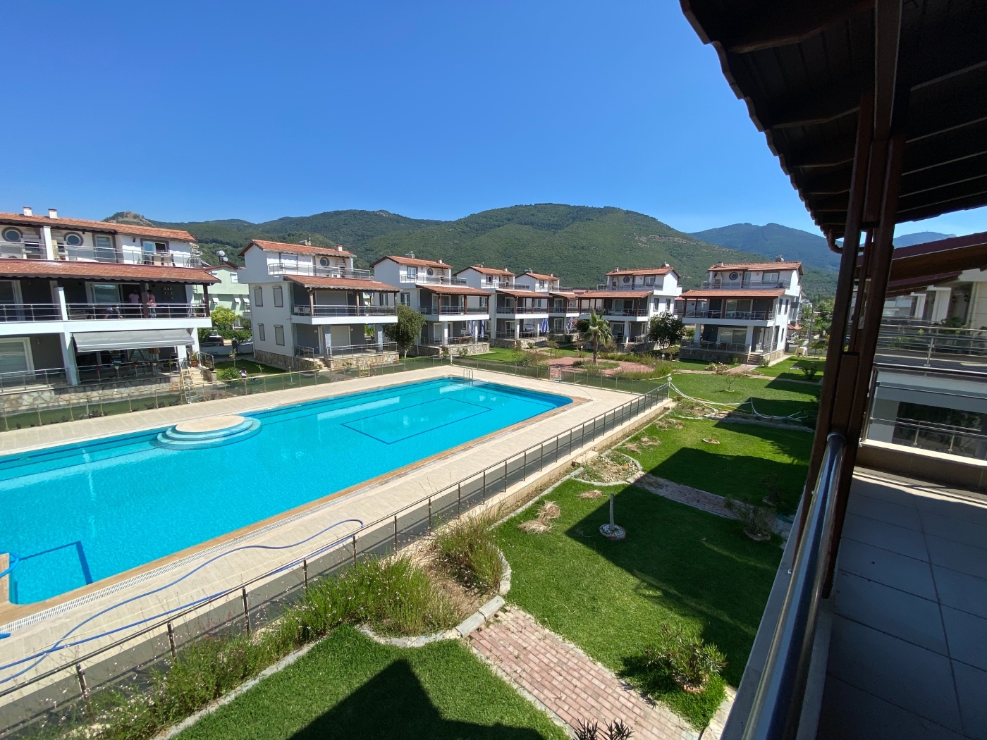 Güzelçamlı'da Konforlu Dizayn Edilmiş, Ortak Havuzlu, Tripleks Villa