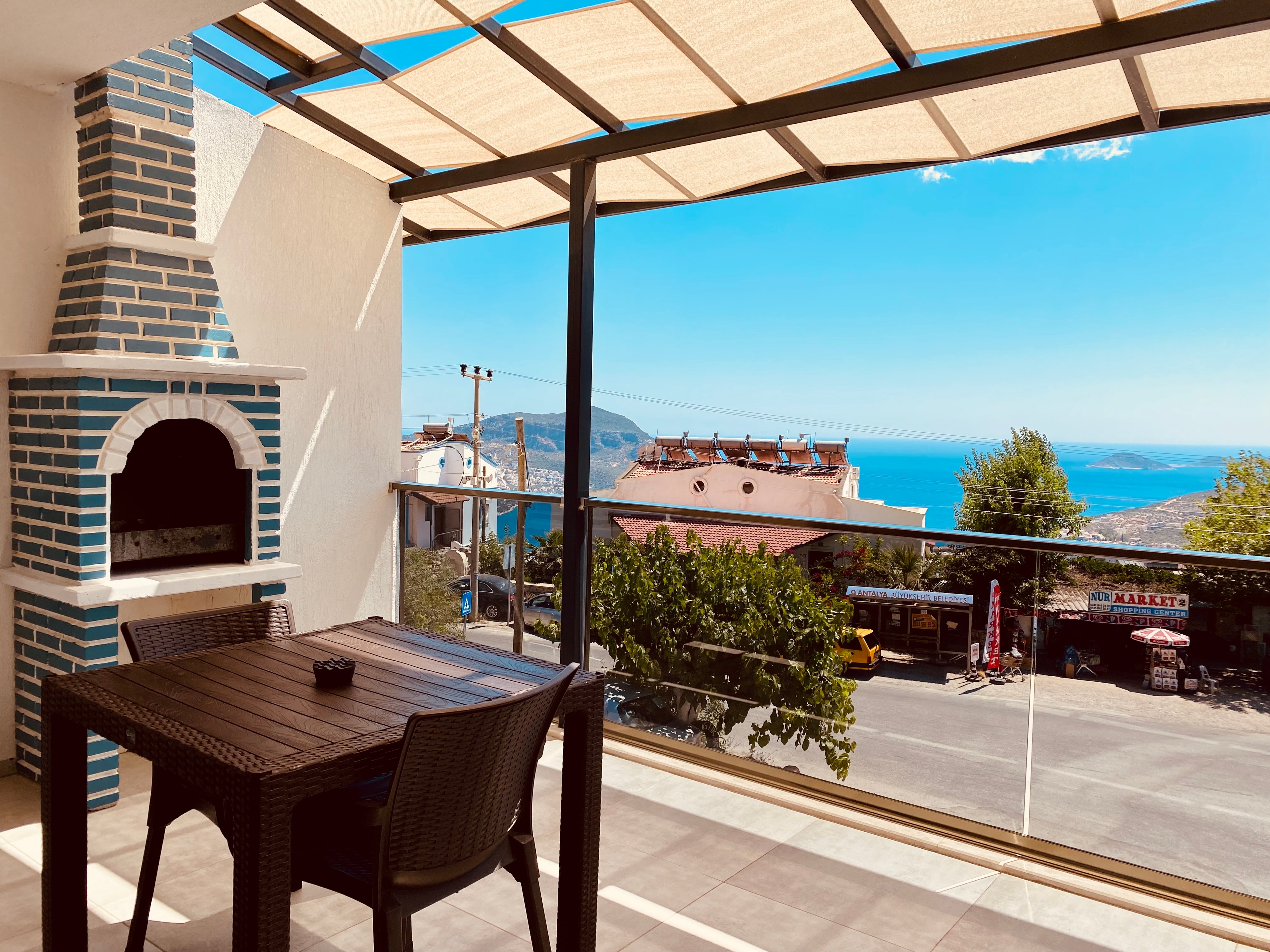 Kaş Bezirgan'da Merkezi Konumda, Deniz Manzaralı, Balayı Villası