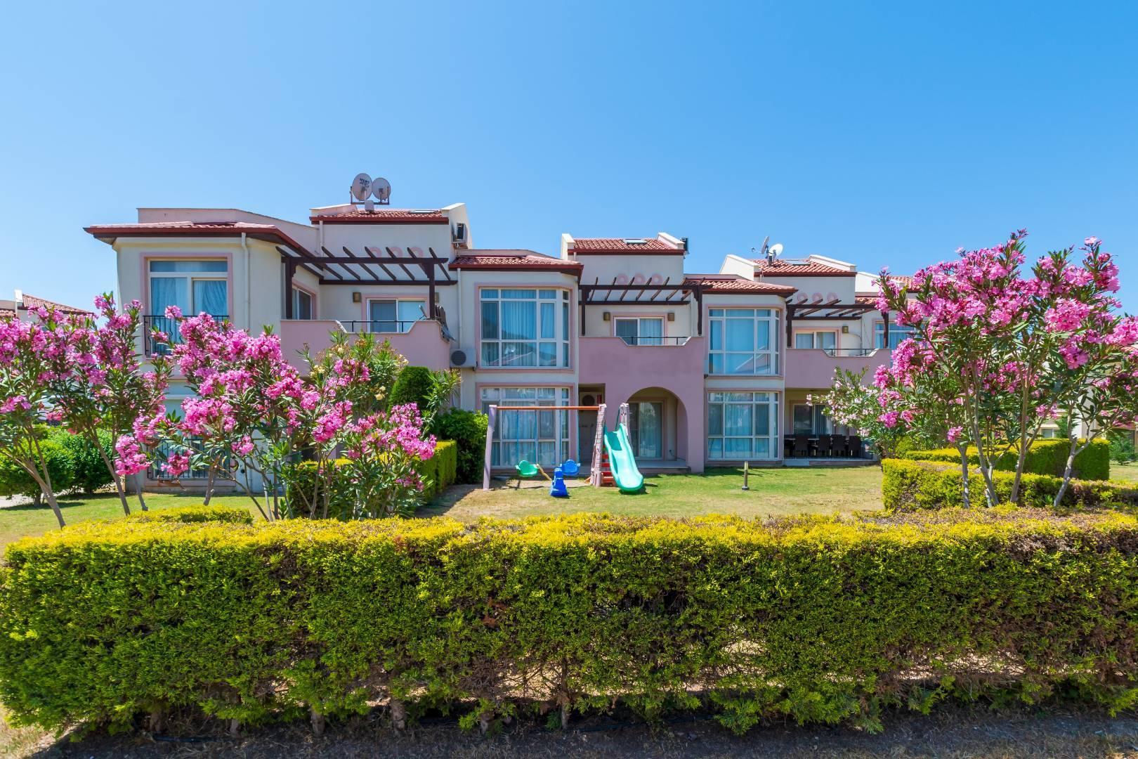 Didim Akbük'te Denize Sıfır, Tesis İçinde, 4 Yatak Odalı, Bahçeli Ev-21782