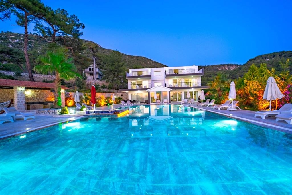 Kaş İslamlar'da Kalabalık Ailelere Uygun, Özel Havuzlu, Kiralık Villa