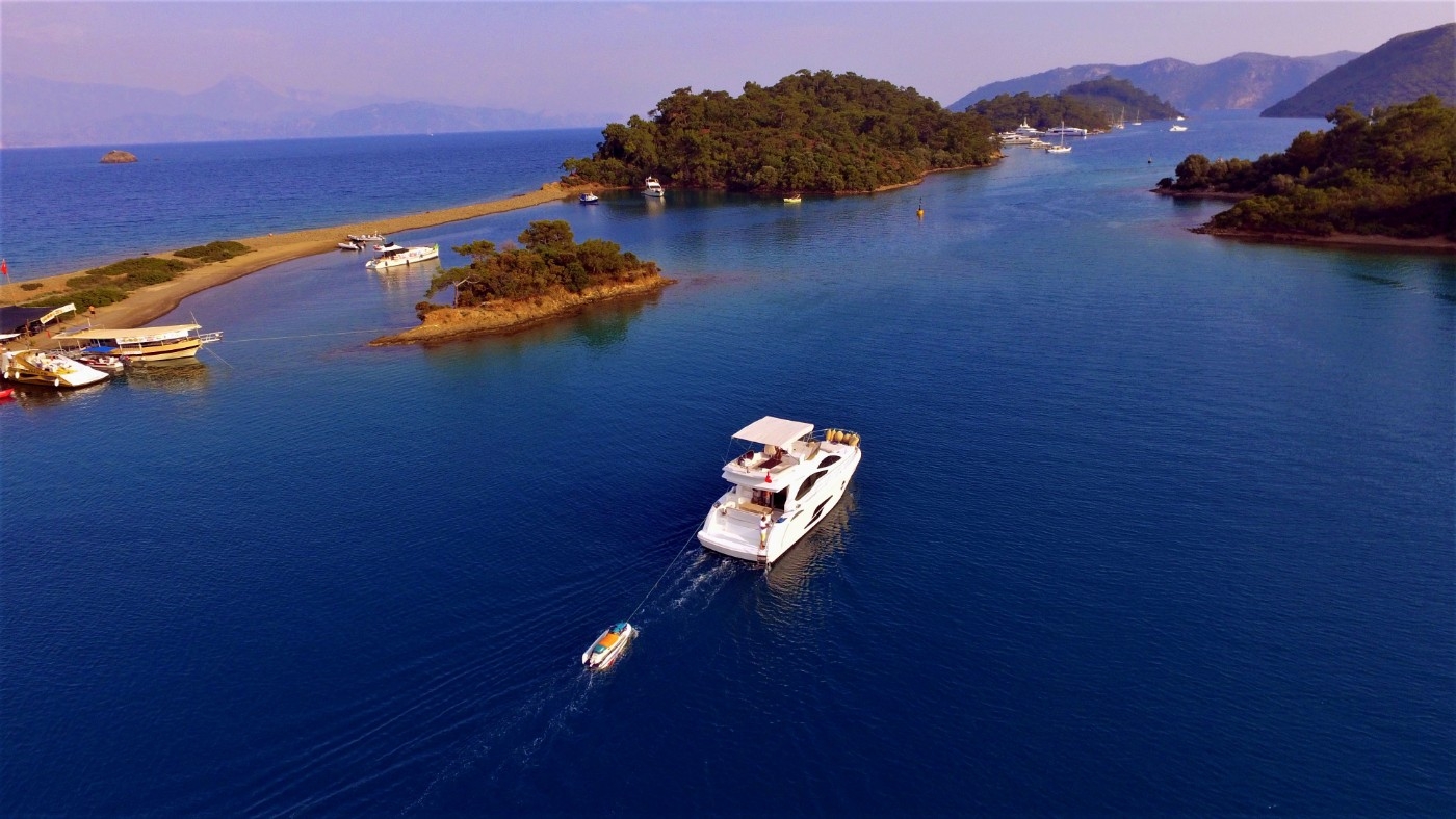 Fethiye'nin Doğa Güzellikleri Arasında, Mavi Sularda, Lüks Motoryat