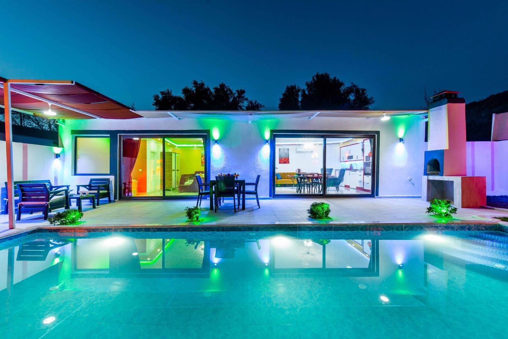 Kalkan Üzümlü'de Geniş Bahçeli, Özel Havuzlu, Jakuzili Balayı Villası-30481