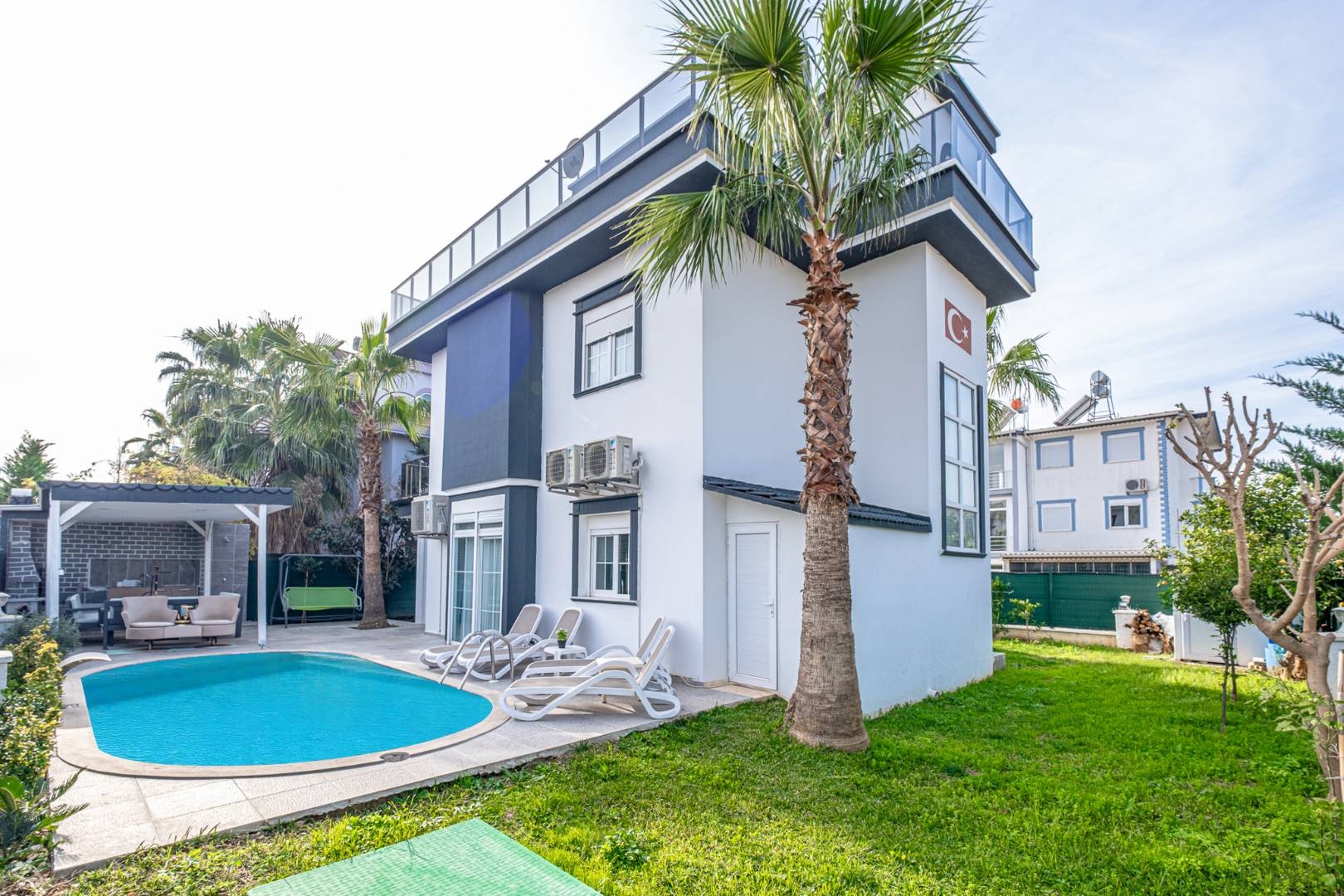 Serik Kadriye'de Konforlu Tasarıma Sahip, Özel Havuzlu, Şık Villa