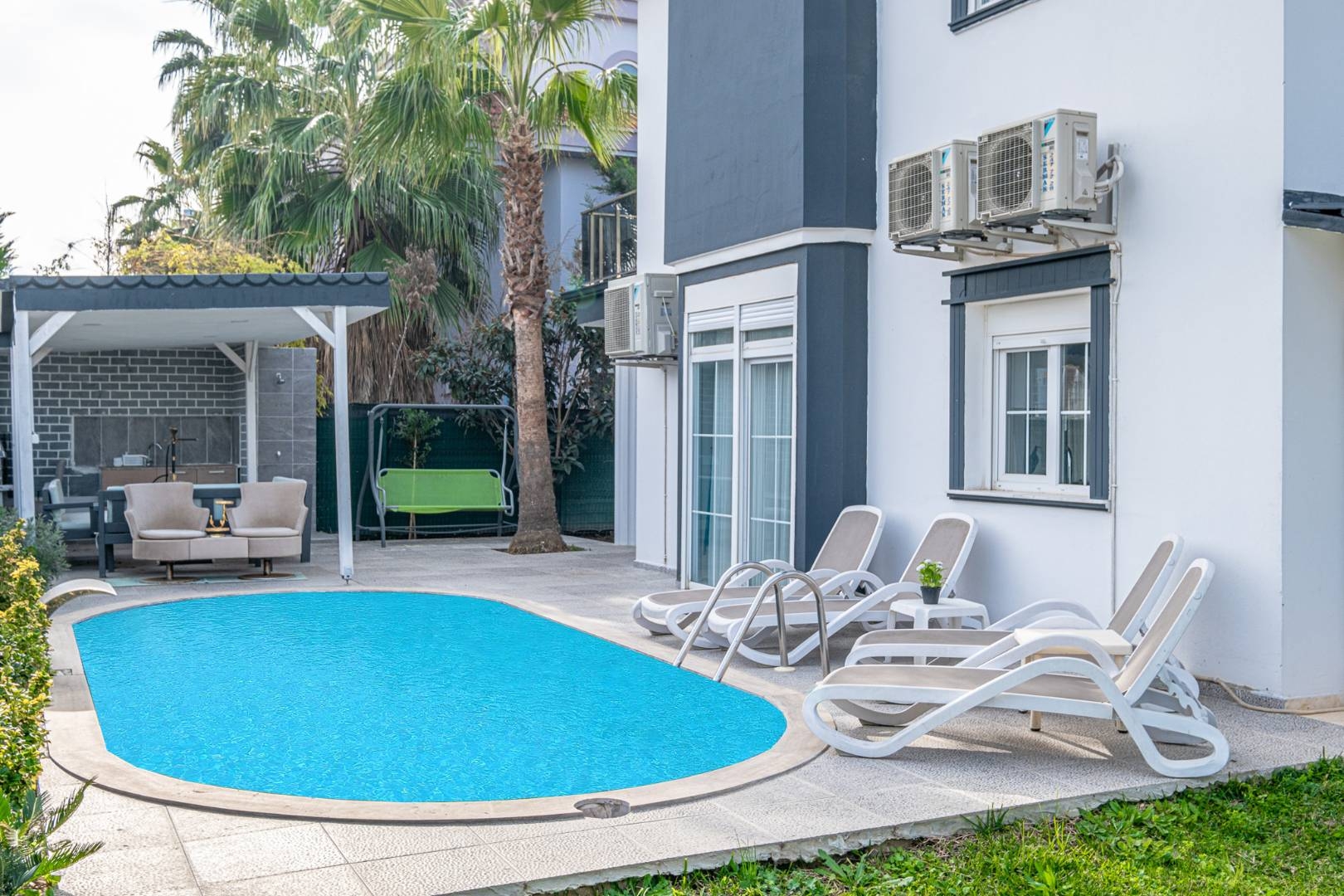 Serik Kadriye'de Konforlu Tasarıma Sahip, Özel Havuzlu, Şık Villa