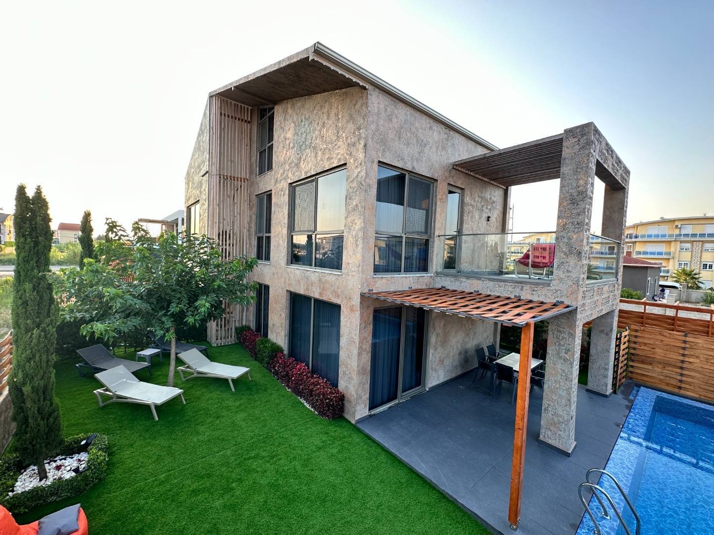 Antalya Serik'te Çocuk Oyun Alanlı, Özel Havuzlu, Saunalı Şık Villa