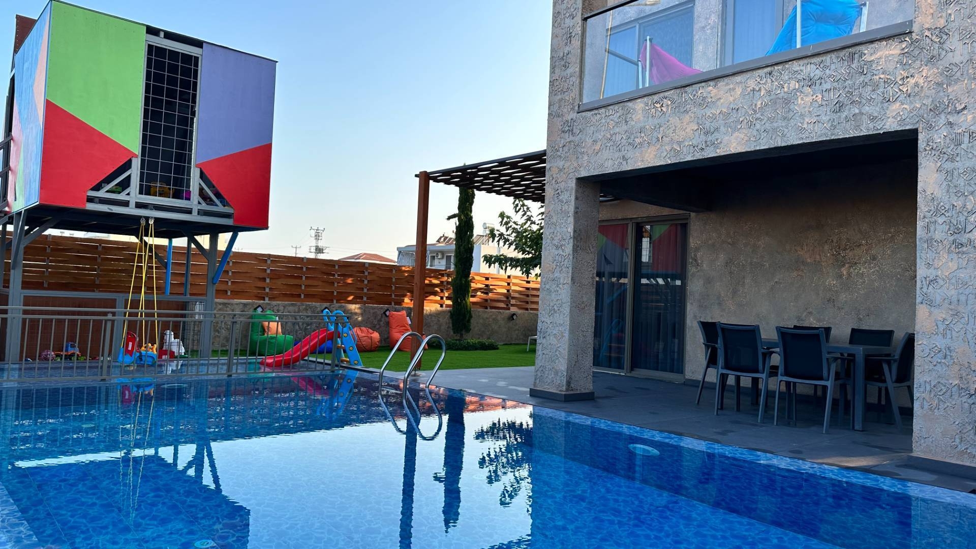 Antalya Serik'te Çocuk Oyun Alanlı, Özel Havuzlu, Saunalı Şık Villa