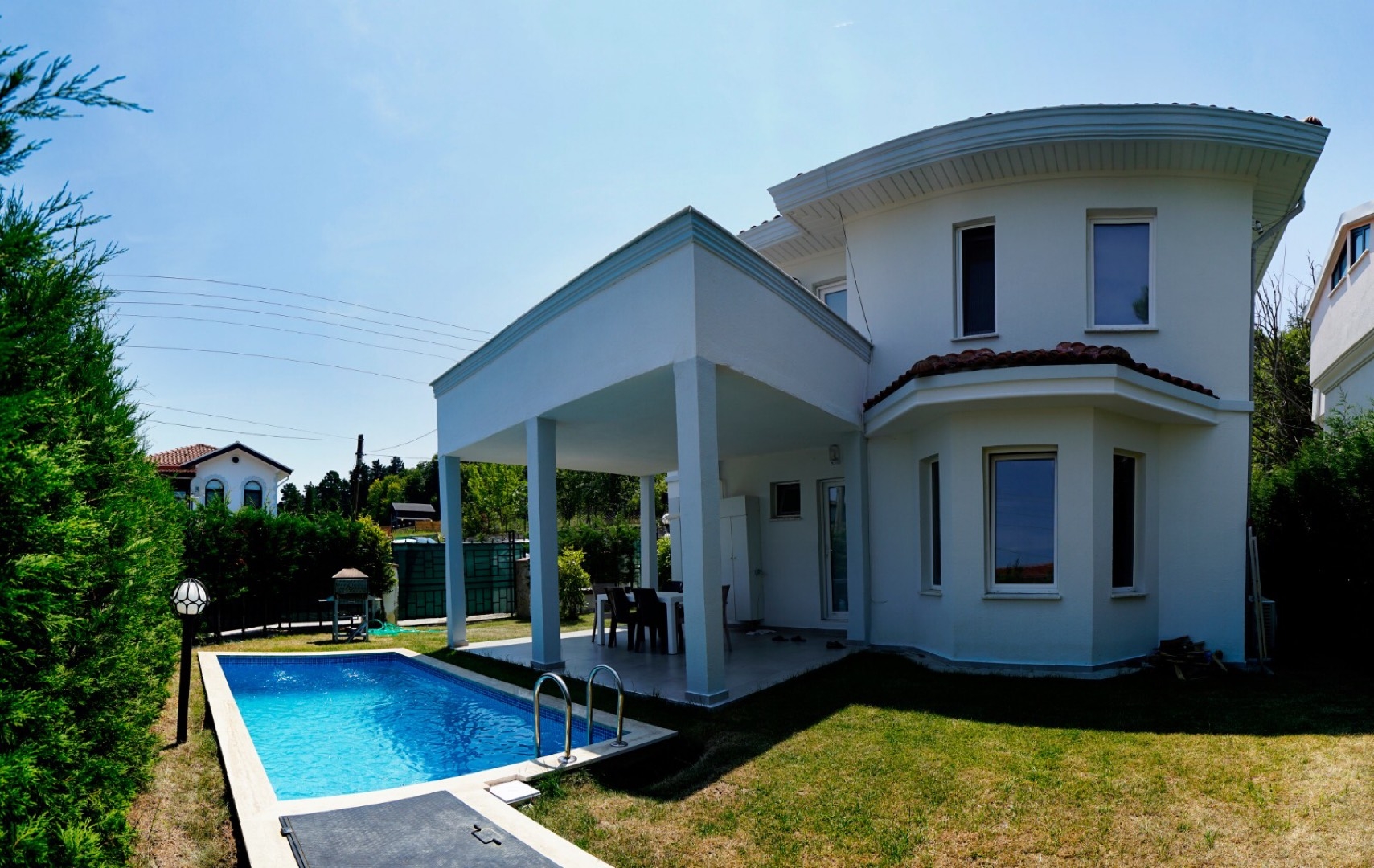 Sapanca'da Göl Manzaralı, Geniş Bahçeli, Isıtmalı Havuzlu, Şık Villa