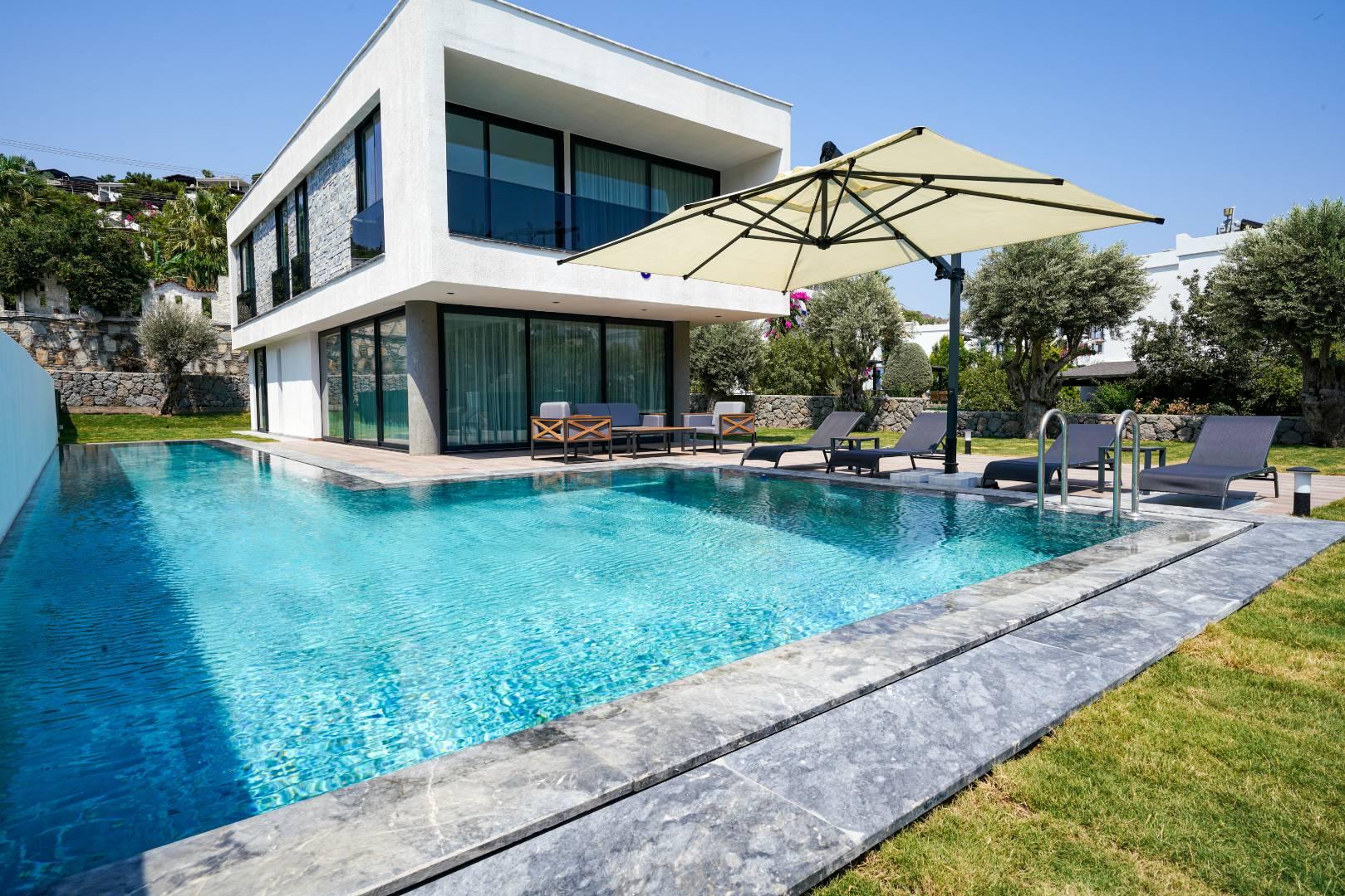 Bodrum Akyarlar'da Geniş Bahçe İçerisinde, Özel Havuzlu, Modern Villa-37408