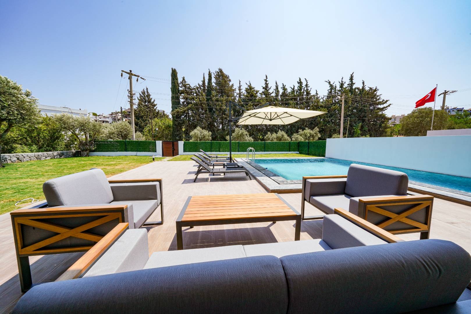 Bodrum Akyarlar'da Geniş Bahçe İçerisinde, Özel Havuzlu, Modern Villa