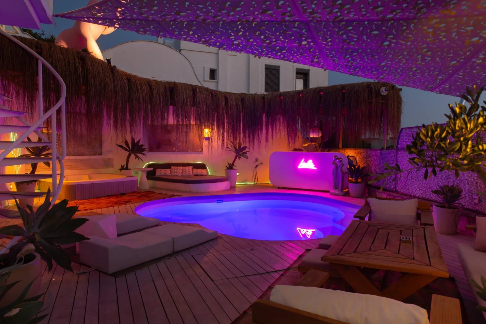 Bodrum Eskiçeşme'de Merkezi Konumda, Özel Havuzlu, Jakuzili Villa