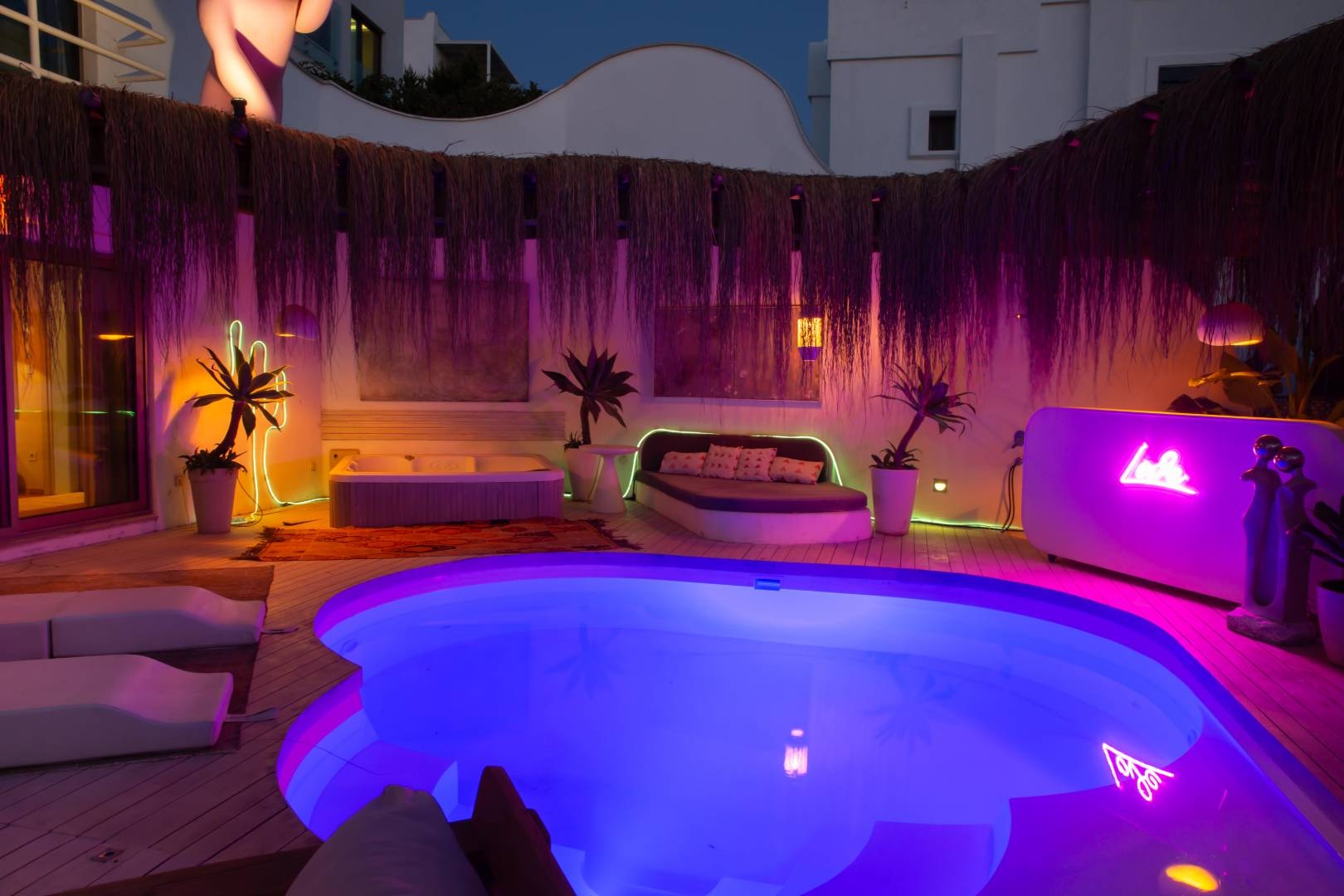 Bodrum Eskiçeşme'de Merkezi Konumda, Özel Havuzlu, Jakuzili Villa