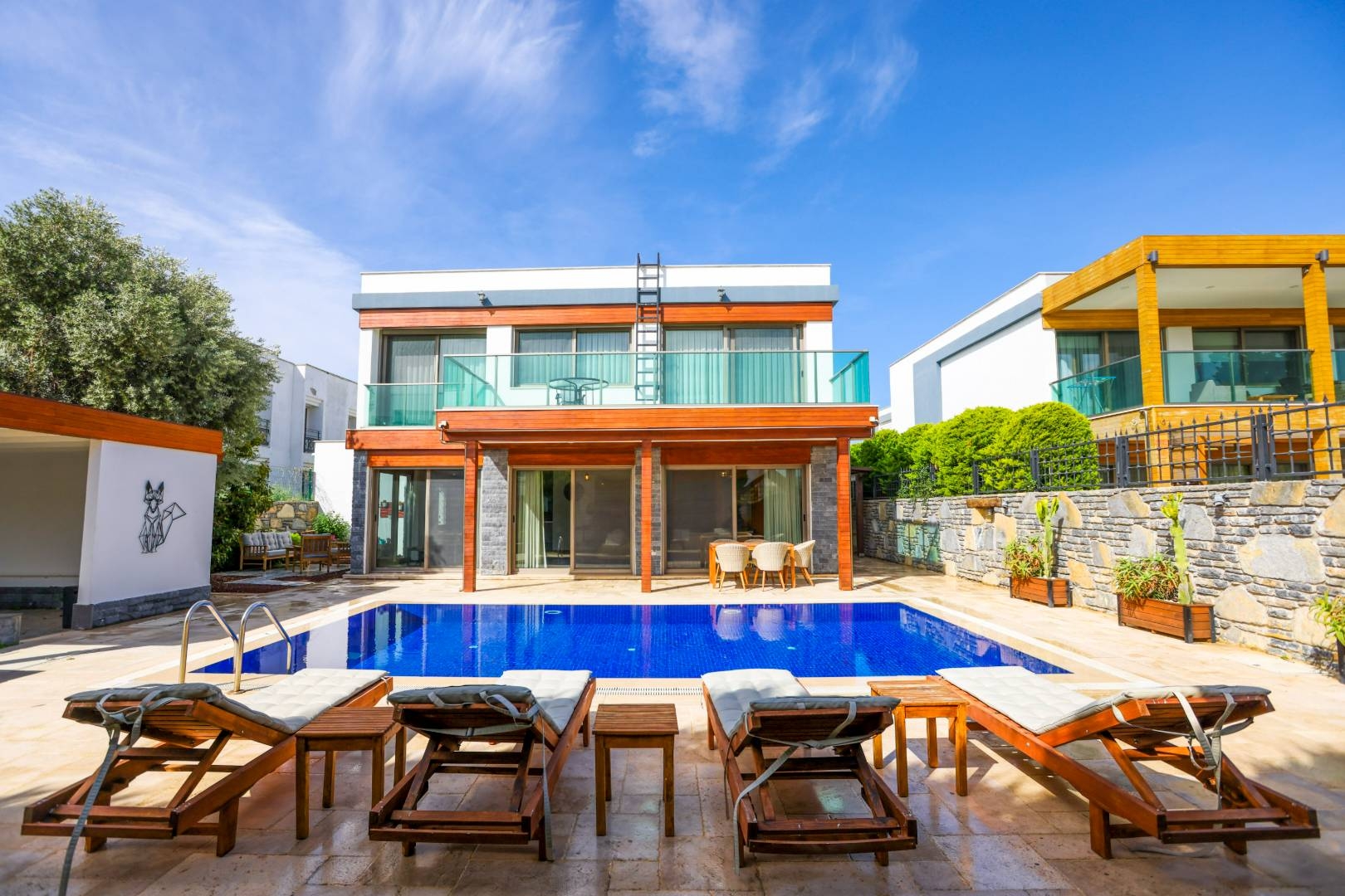 Bodrum Gümbet'te Denize Yürüme Mesafesinde, Özel Havuzlu, Şık Villa