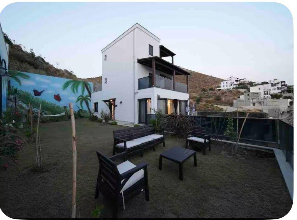 Bodrum Peksimet'te Enfes Deniz Manzaralı, Özel Havuzlu, Şık Villa