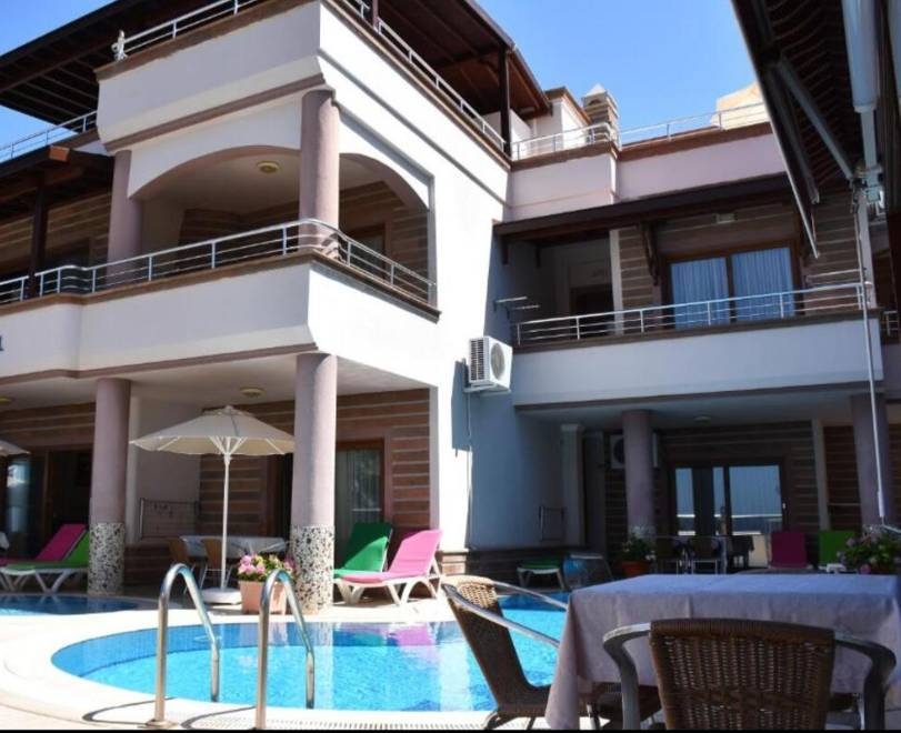 Muğla Bodrum'da Denize Sıfır, Ortak Havuzlu, Modern Ev
