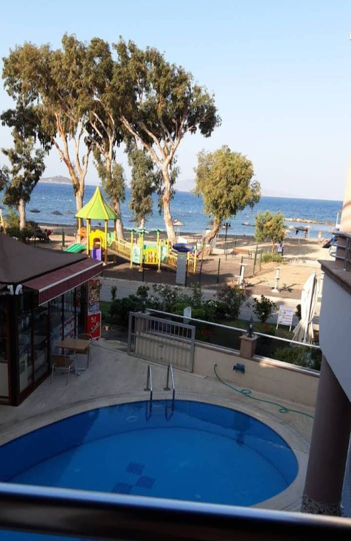 Muğla Bodrum'da Denize Sıfır, Ortak Havuzlu, Modern Ev