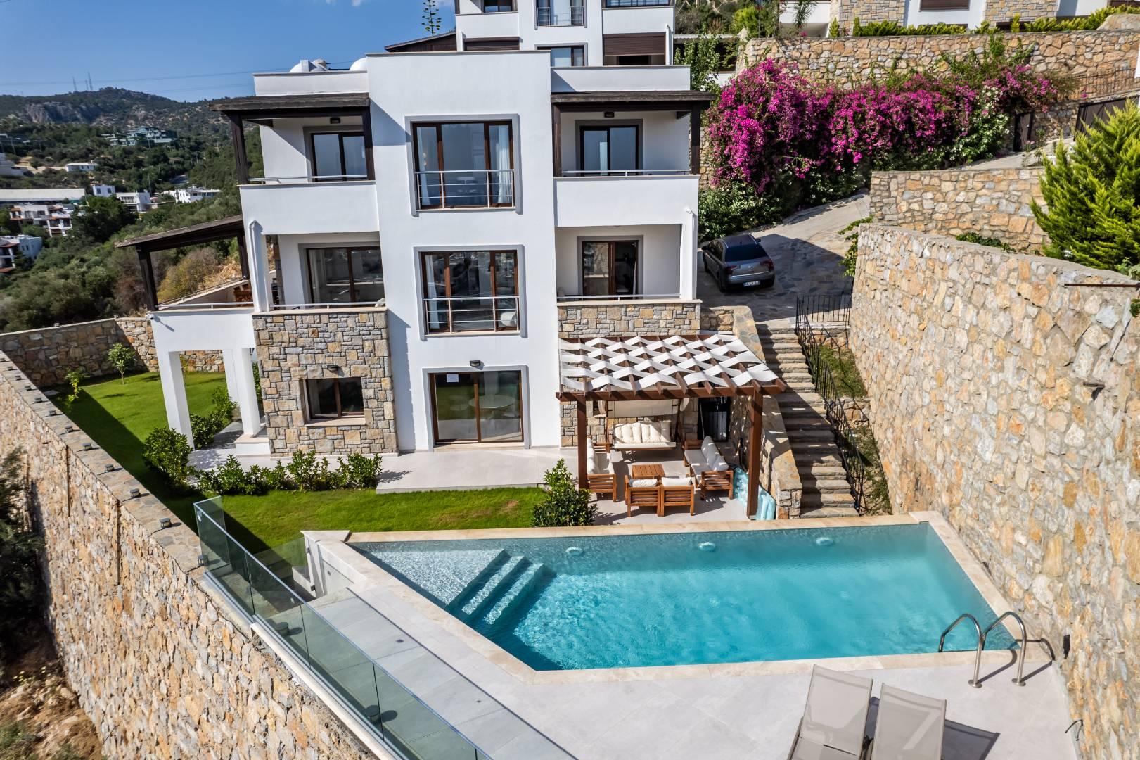 Bodrum Umurca'da Merkezi Konumda, Özel Havuzlu, 7 Kişilik Villa-41015